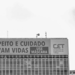 a tall building with a sign on the side of it — Foto por Anderson Menezes Da Silva na Unsplash