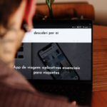 A person sitting at a table with a laptop — Foto por Nathana Rebouças na Unsplash