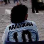 man in white and black shirt sitting on chair — Foto por Paolo Chiabrando na Unsplash