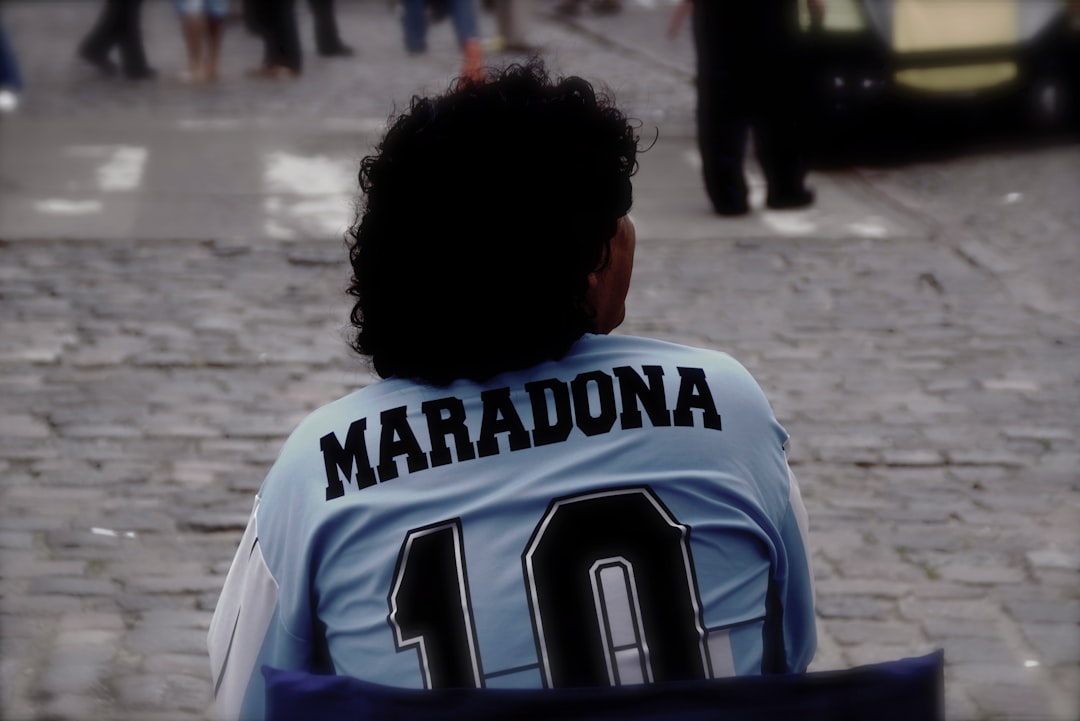 man in white and black shirt sitting on chair — Foto por Paolo Chiabrando na Unsplash