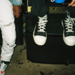 person wearing black and white converse all star high top sneakers — Foto por Matthew Moloney na Unsplash