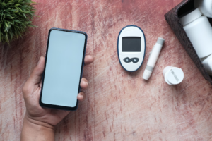 a person holding a smart phone next to an electronic device — Foto por Towfiqu barbhuiya na Unsplash