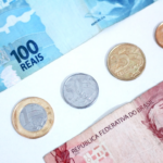A bunch of money sitting on top of a table — Foto por Daniel Dan na Unsplash