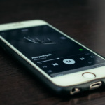 a close up of a cell phone on a table — Foto por Mohammad Ramezanalizadeh na Unsplash