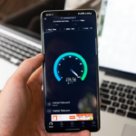 black samsung android smartphone displaying icons — Foto por Đức Trịnh na Unsplash