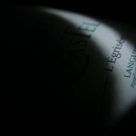 a close up of a bottle of wine in the dark — Foto por Rémi Rivière na Unsplash