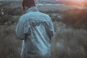 man in gray hoodie standing on field — Foto por DISRUPTIVO na Unsplash