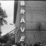 Large letters spell out brave on brick building — Foto por Lizgrin F na Unsplash