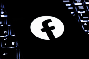 Facebook logo on a dark keyboard — Foto por Zulfugar Karimov na Unsplash