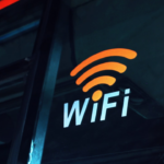 a close up of the wifi logo on the side of a bus — Foto por Dreamlike Street na Unsplash