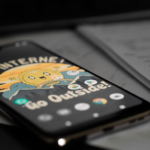 black and white iphone case — Foto por Galih Ass na Unsplash