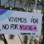 a sign hanging from the side of a tree — Foto por Iván Mezzetti na Unsplash