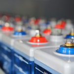 Rows of batteries with red and blue terminals. — Foto por Vanya Smythe na Unsplash
