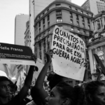 grayscale photography of people raising signages — Foto por Nayani Teixeira na Unsplash