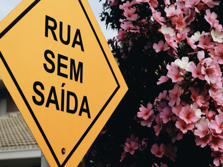 yellow and black caution sign — Foto por Nathana Rebouças na Unsplash