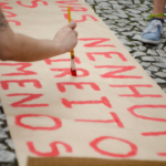 person writing on brown board — Foto por Gabriel na Unsplash