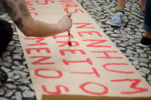 person writing on brown board — Foto por Gabriel na Unsplash
