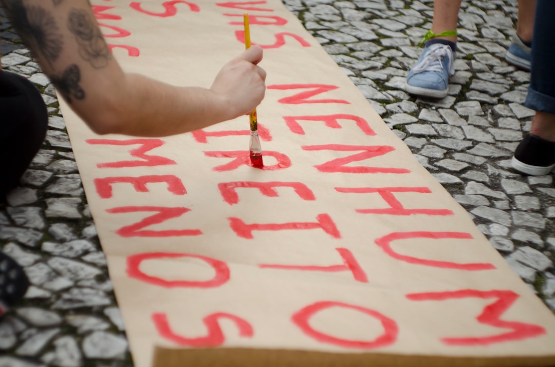person writing on brown board — Foto por Gabriel na Unsplash