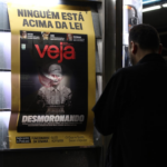 man in black t-shirt standing near the glass door — Foto por Ana Fernandes na Unsplash