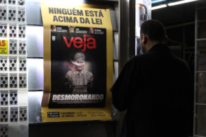 man in black t-shirt standing near the glass door — Foto por Ana Fernandes na Unsplash