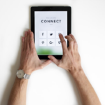 person using black iPad — Foto por NordWood Themes na Unsplash
