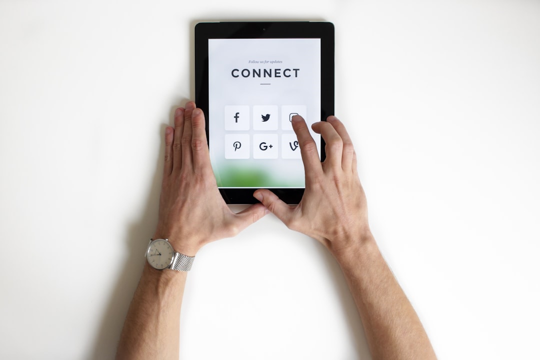person using black iPad — Foto por NordWood Themes na Unsplash