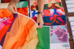 person holding green and yellow tote bag — Foto por Helena Lopes na Unsplash