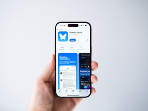 A person holding up a smart phone in their hand — Foto por Yohan Marion na Unsplash
