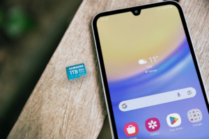 A close up of a cell phone on a table — Foto por Samsung Memory na Unsplash