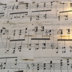 musical notes on white paper — Foto por weston m na Unsplash