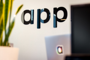 black app sign on white wall — Foto por Tim van der Kuip na Unsplash