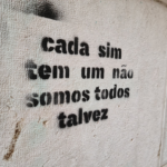 graffiti on the side of a building reads, cada sim em um nao — Foto por Juliano Costa na Unsplash