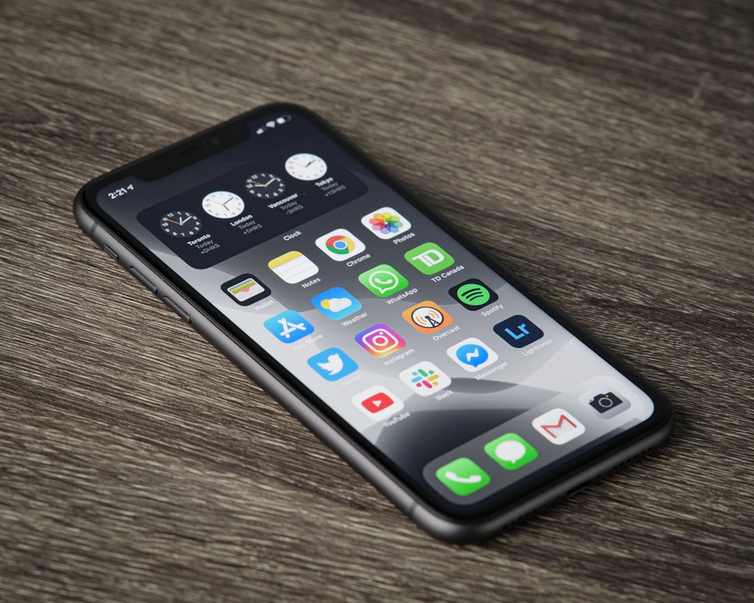 black iphone 5 on brown wooden table — Foto por Thom Bradley na Unsplash