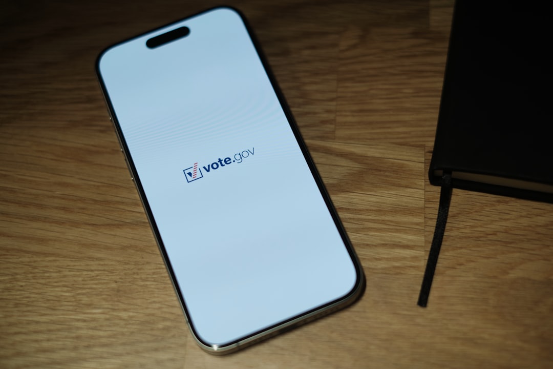A cell phone sitting on top of a wooden table — Foto por appshunter.io na Unsplash