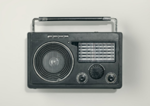 Vintage radio on a white background. — Foto por Ian Talmacs na Unsplash