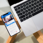 iPhone X beside MacBook — Foto por Timothy Hales Bennett na Unsplash