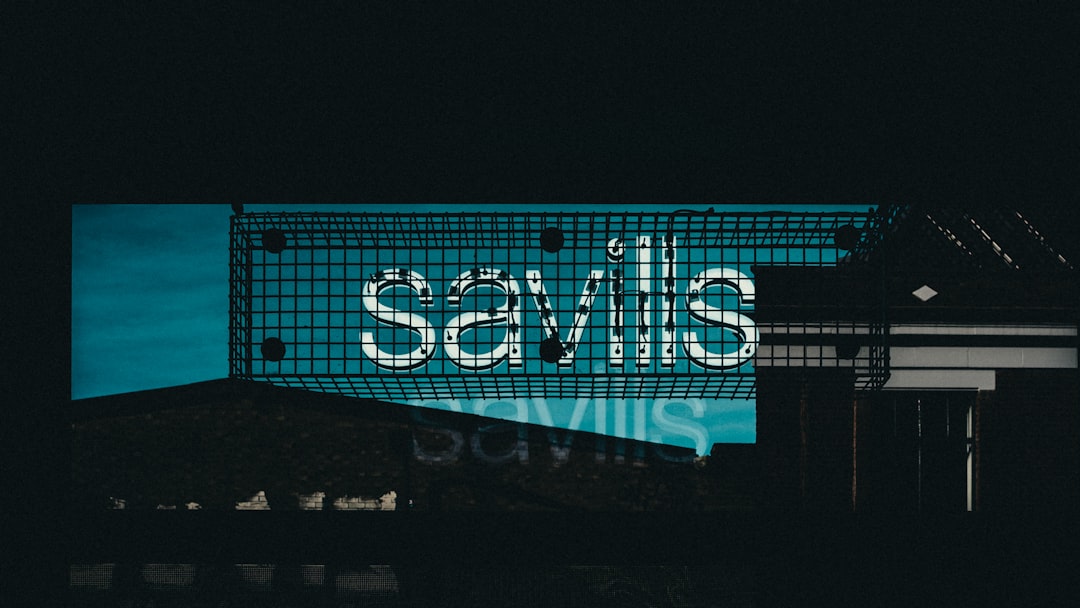 a sign that is on the side of a building — Foto por Samuel Regan-Asante na Unsplash