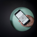 black and white digital device on green round plate — Foto por sentidos humanos na Unsplash