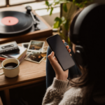 Monte sua playlist de nostalgia direto no celular.