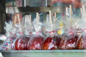 Candy apples on sticks, sticks wrapped in plastic — Foto por David Trinks na Unsplash