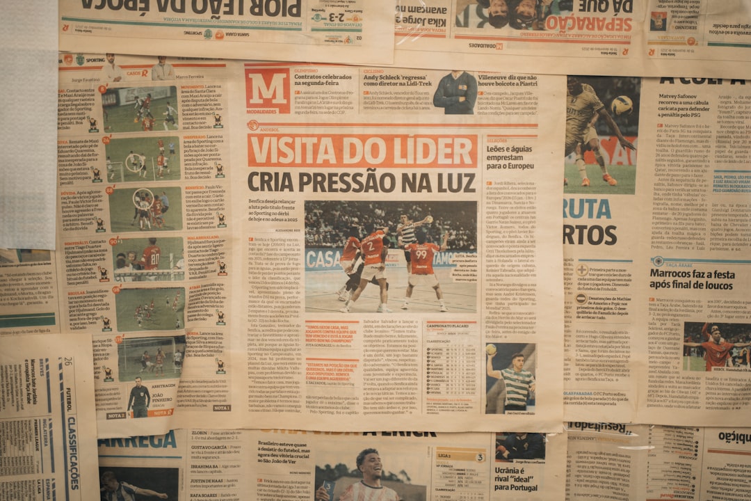 Newspaper headlines and articles displayed on a wall. — Foto por Benjamin Chambon na Unsplash