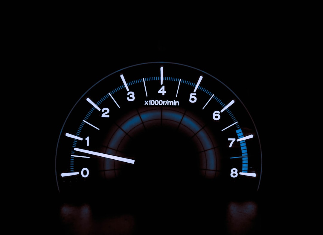 white and blue analog tachometer gauge — Foto por Chris Liverani na Unsplash