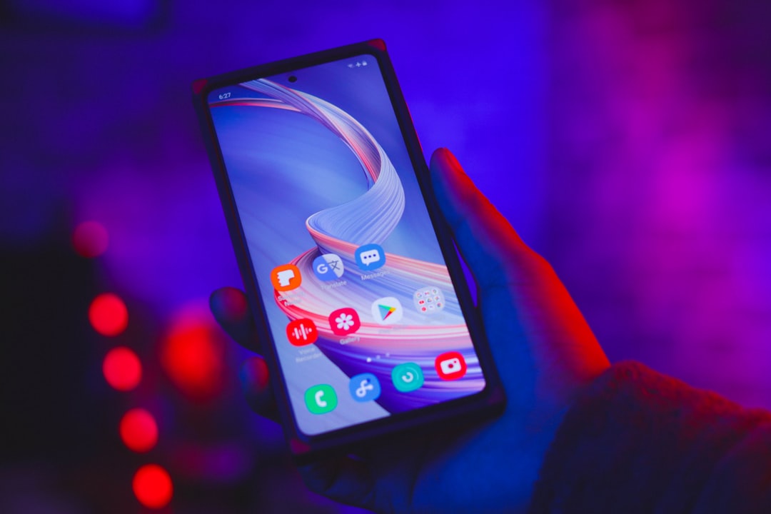 black ipad with blue screen — Foto por Ali Pli na Unsplash