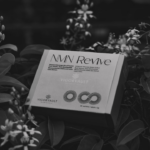 A sign that is sitting in the middle of a bush — Foto por Zemos na Unsplash