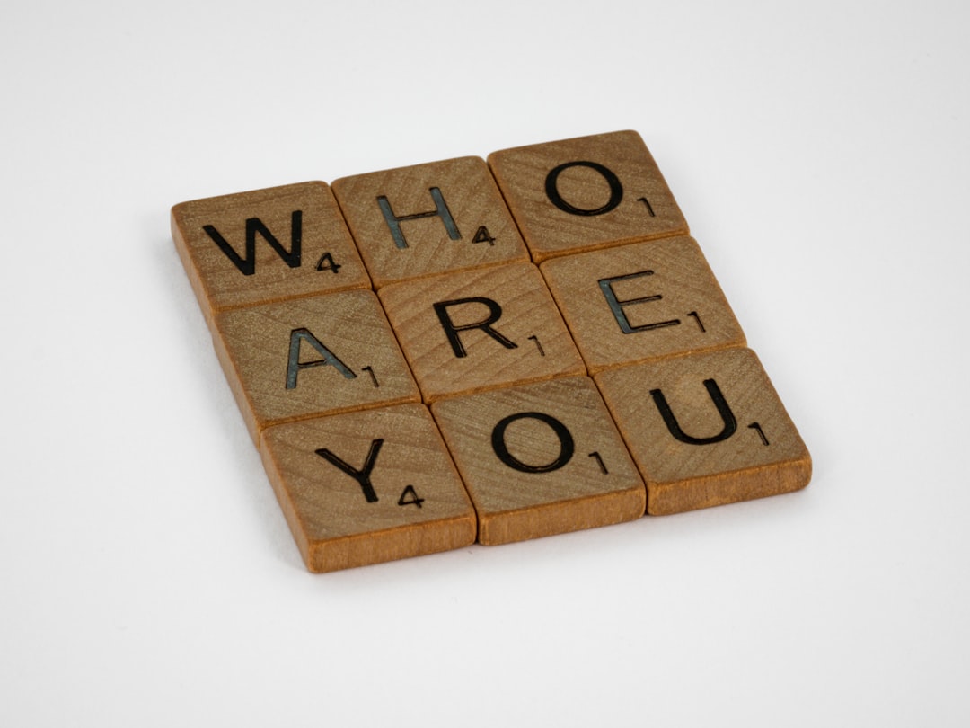 brown wooden puzzle game board — Foto por Brett Jordan na Unsplash