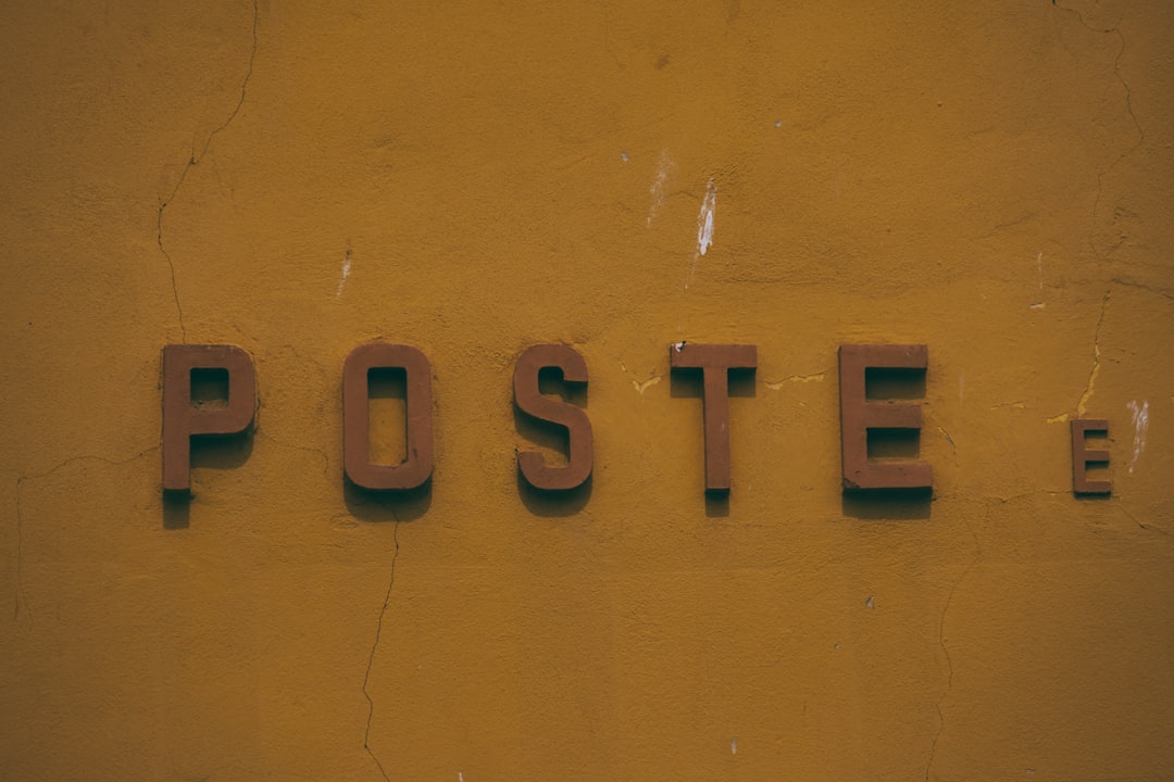text — Foto por Francesco Ungaro na Unsplash