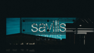 a sign that is on the side of a building — Foto por Samuel Regan-Asante na Unsplash